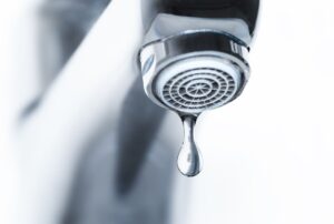 Spese condominiali, ai morosi si può sospendere l’acqua. Anche se il contatore è in casa