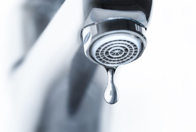 Spese condominiali, ai morosi si può sospendere l’acqua. Anche se il contatore è in casa