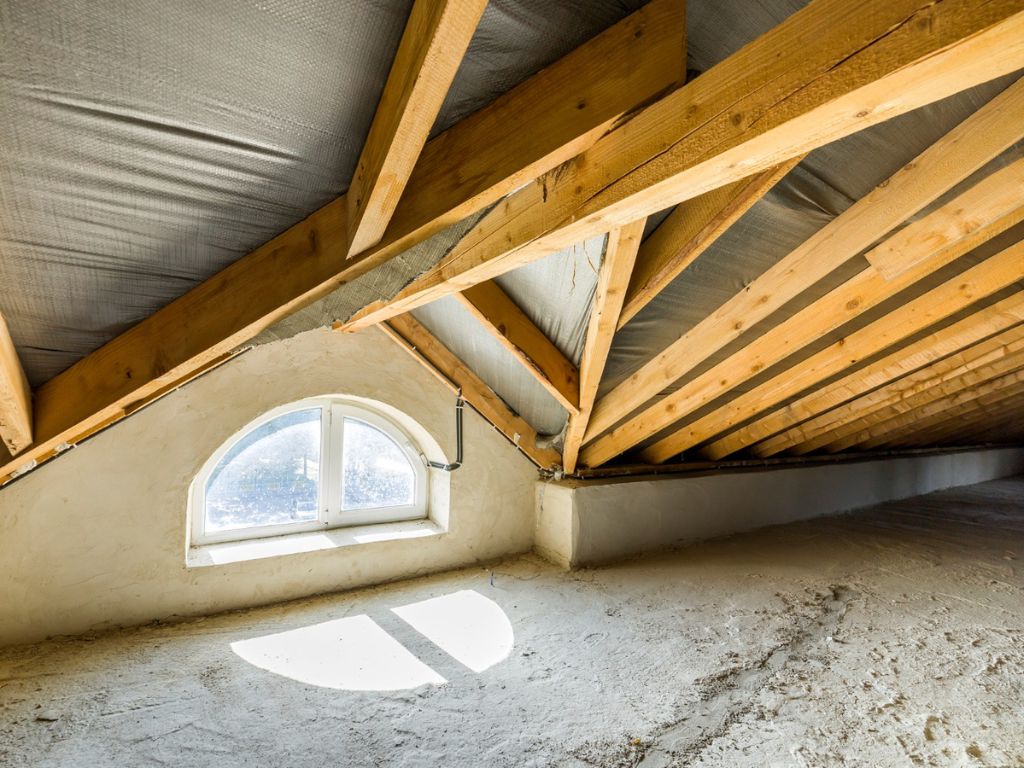 Come valorizzare il sottotetto: abitabilità, impianti e soluzioni di recupero