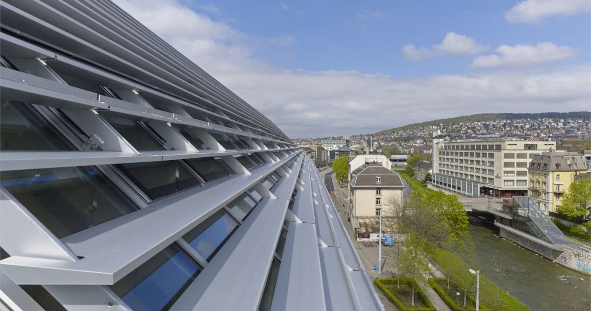Tamedia office: Copertura dell’edificio a lamelle fisse inclinate e vista sulla città di Zurigo