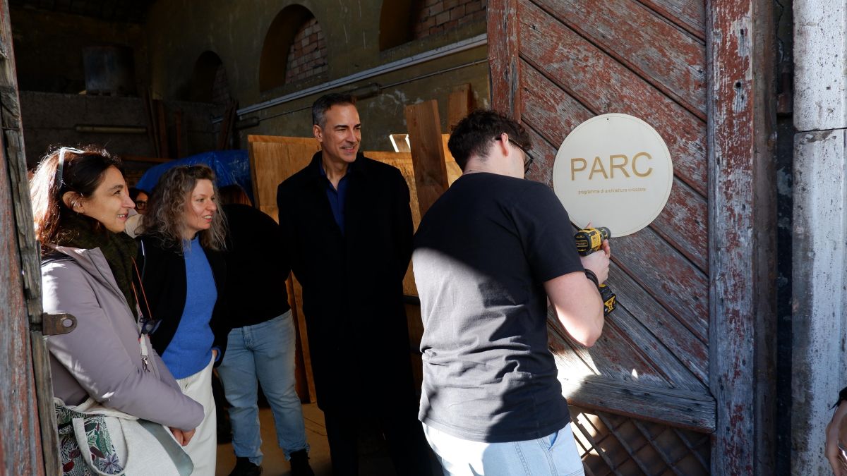 Il posizionamento della targa PARC sul magazzino di stoccaggio alla presenza di Iñaqui Carnicero Il posizionamento della targa PARC sul magazzino di stoccaggio alla presenza di Iñaqui Carnicero