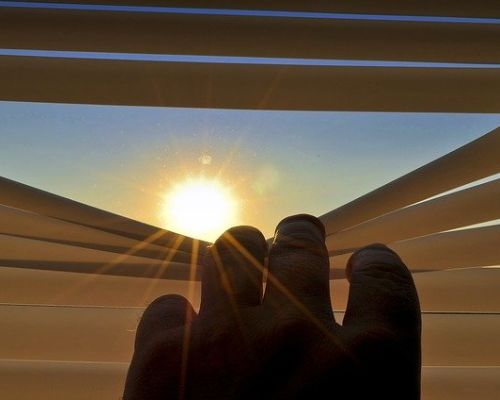 Riparare la propria casa dal sole: come scegliere le tende da interno e da esterno