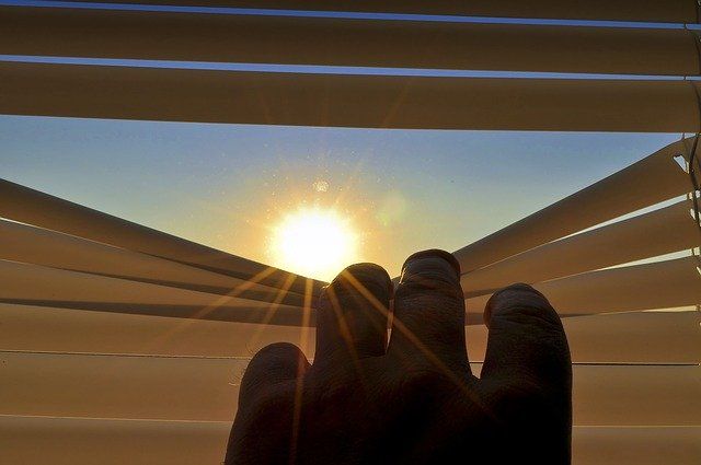 Riparare la propria casa dal sole: come scegliere le tende da interno e da esterno