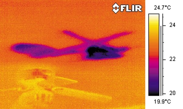 Umidità in un soffitto a causa di un'infiltrazione nel tetto visibile con la termocamera