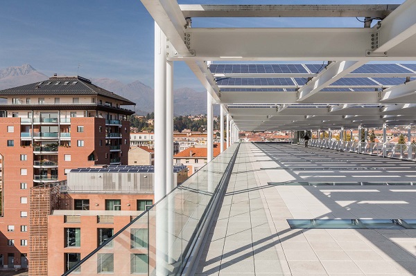 Terrazzo ricavato grazie all'installazione della pergola fotovoltaica