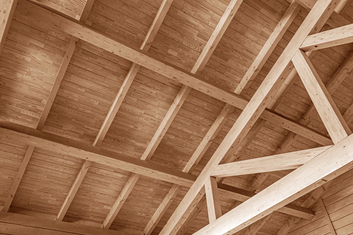 Tetti in legno lamellare: versatilità e performance