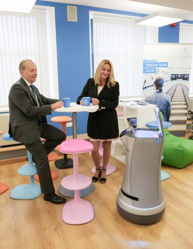 Nuova piattaforma di trasporto intelligente di thyssenkruppElevator, che permette ai robot di muoversi tra i piani degli edifici 