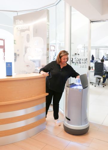 Nuova piattaforma di trasporto intelligente di thyssenkruppElevator, che permette ai robot di muoversi tra i piani degli edifici 