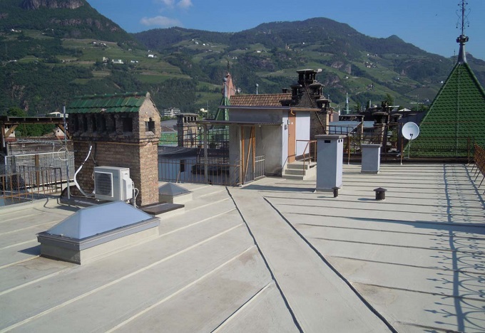 Impermeabilizzazione dei dettagli di un tetto a Bolzano