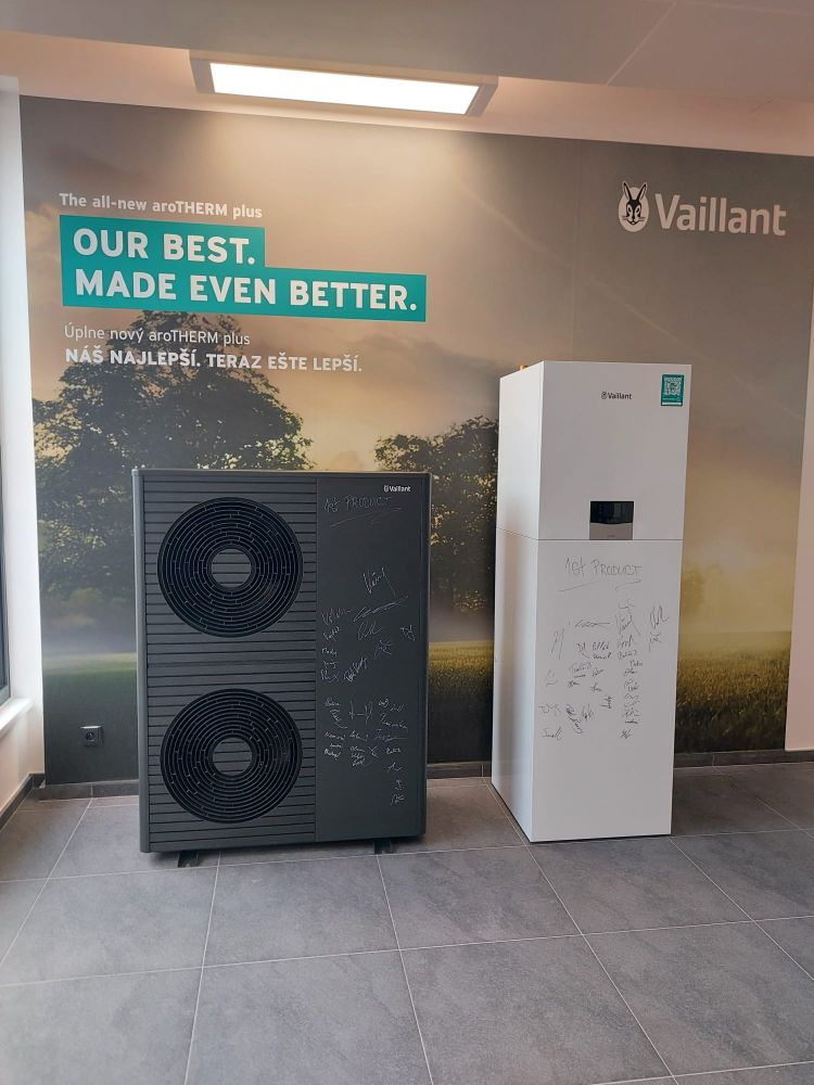 I primo prodotti realizzati nella fabbrica Vaillant a Senica sono esposti con le firme del team I primo prodotti realizzati nella fabbrica Vaillant a Senica sono esposti con le firme del team