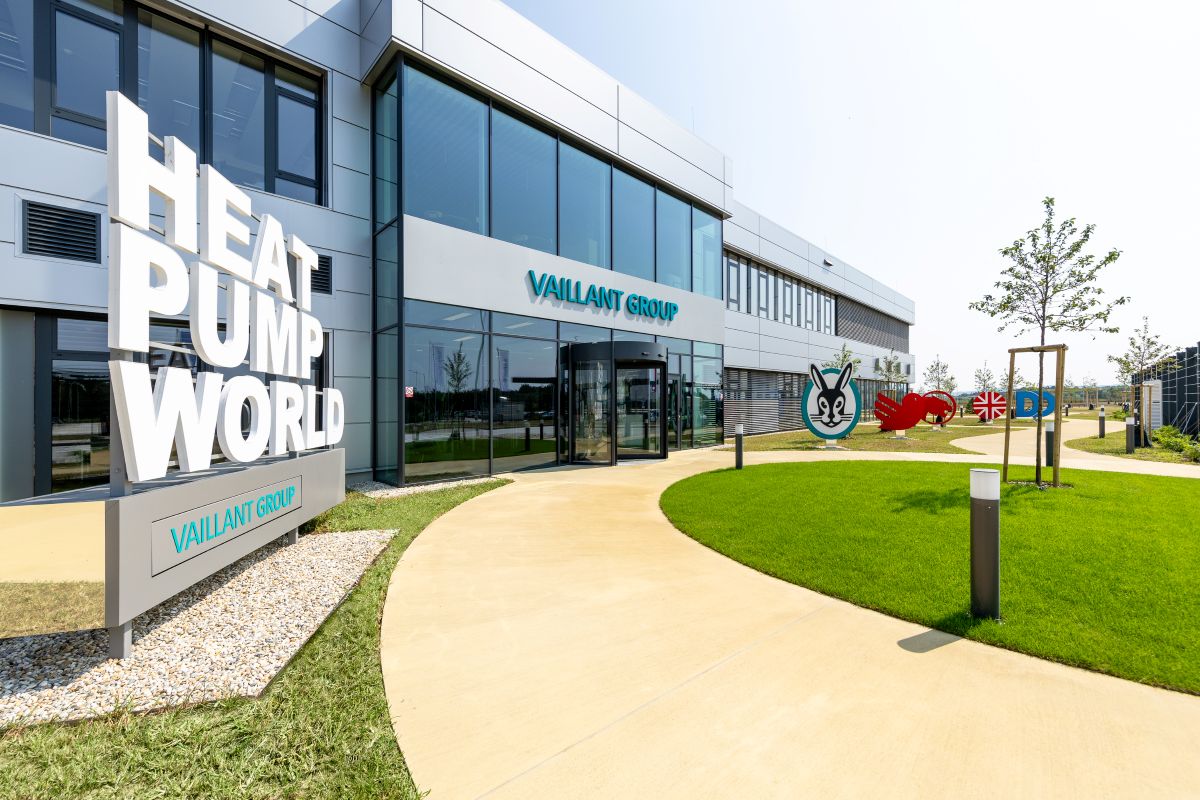 L'ingresso della Vaillant a Senica in cui si producono Pompe di calore L'ingresso della Vaillant a Senica in cui si producono Pompe di calore