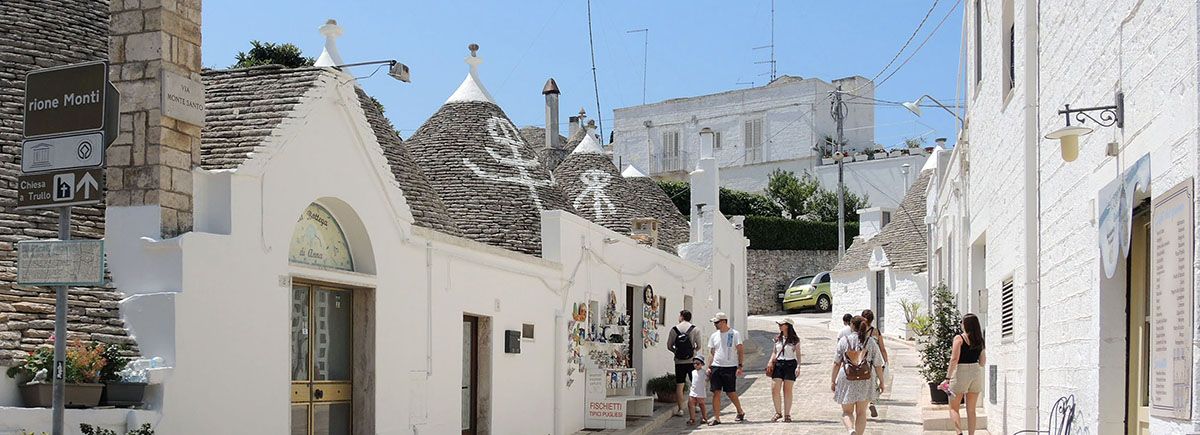 Alberobello: via Montesanto, rione Monti Alberobello: via Montesanto, rione Monti