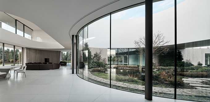 Ampie vetrate connettono indoor e outdoor