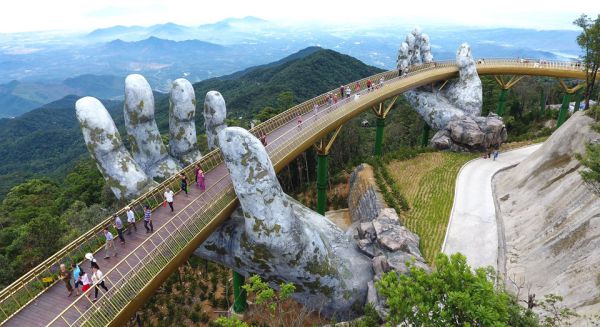 il ponte d'oro in Vietnam sorretto da mani giganti