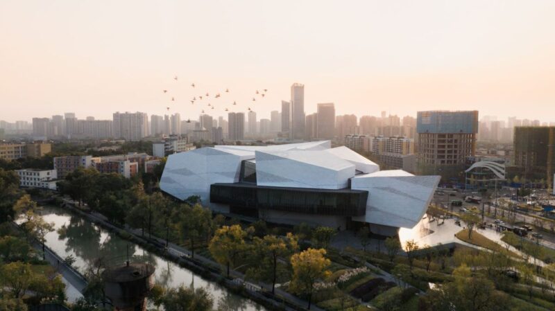 Chengdu: il museo di storia naturale che assomiglia a un monolite di granito