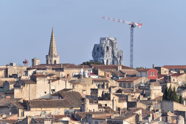 Vista città Arles con la torre dell’Arts Resource Center
