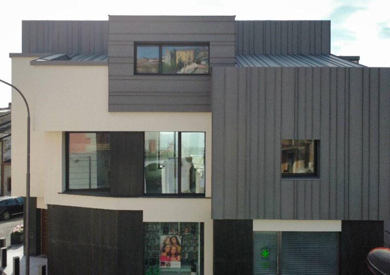 immagine Zinco titanio e nuovi volumi: la riqualificazione che ridisegna un edificio anni Sessanta